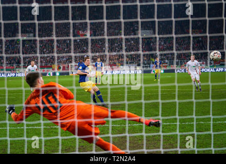 Augsburg, Deutschland. 02 Apr, 2019. Marcel HALSTENBERG, RB Leipzig 23 Kerben, schießt Ziel für 1-2 n.V., Gregor KOBEL, FCA 40 FC Augsburg - RB LEIPZIG DFB-Pokal, DFB-Pokal, Augsburg, April 02, 2019 Saison 2018/2019, Red Bull, Fußball, Credit: Peter Schatz/Alamy leben Nachrichten Stockfoto