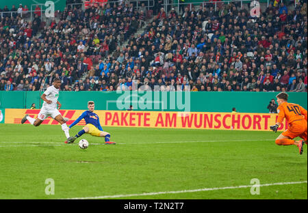 Augsburg, Deutschland. 02 Apr, 2019. Yussuf POULSEN, RB Leipzig 9 Kerben, schießt Ziel für 0-1, Kevin DANSO, FCA 38 Gregor KOBEL, FCA 40 FC Augsburg - RB LEIPZIG 1-2 n.V. DFB-Pokal, DFB-Pokal, Augsburg, April 02, 2019 Saison 2018/2019, Red Bull, Fußball, Credit: Peter Schatz/Alamy leben Nachrichten Stockfoto