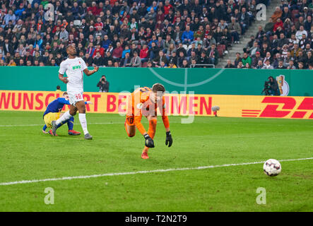 Augsburg, Deutschland. 02 Apr, 2019. Yussuf POULSEN, RB Leipzig 9 Kerben, schießt Ziel für 0-1, Kevin DANSO, FCA 38 Gregor KOBEL, FCA 40 FC Augsburg - RB LEIPZIG 1-2 n.V. DFB-Pokal, DFB-Pokal, Augsburg, April 02, 2019 Saison 2018/2019, Red Bull, Fußball, Credit: Peter Schatz/Alamy leben Nachrichten Stockfoto