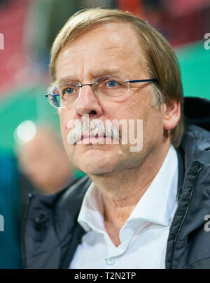 Augsburg, Deutschland. 02 Apr, 2019. Dr. Rainer Koch, 1. Der Vizepräsident der Deutschen Fußball-Bund (DFB) in halber Größe, Porträt, FC Augsburg - RB LEIPZIG 1-2 n.V. DFB-Pokal, DFB-Pokal, Augsburg, April 02, 2019 Saison 2018/2019, Red Bull, Fußball, Credit: Peter Schatz/Alamy leben Nachrichten Stockfoto