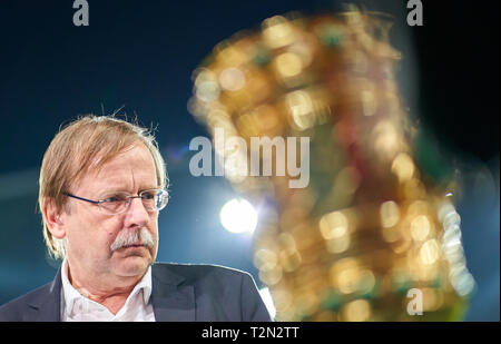 Augsburg, Deutschland. 02 Apr, 2019. Dr. Rainer Koch, 1. Der Vizepräsident der Deutschen Fußball-Bund (DFB) FC Augsburg - RB LEIPZIG 1-2 n.V. DFB-Pokal, DFB-Pokal, Augsburg, April 02, 2019 Saison 2018/2019, Red Bull, Fußball, Credit: Peter Schatz/Alamy leben Nachrichten Stockfoto