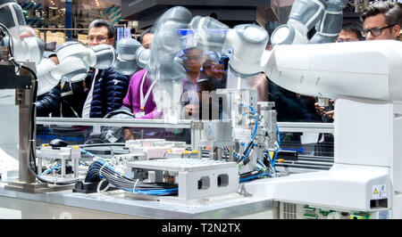 Hannover, Deutschland. 03 Apr, 2019. Mehrere Roboter bewegen sich auf dem Stand der Firma Haier Cosmoplat auf der Hannover Messe. Vom 1. bis 5. April, auf der Hannover Messe alles rund um die Vernetzung, Lernen, Maschinen und dem Internet der Dinge. Credit: Hauke-Christian Dittrich/dpa/Alamy leben Nachrichten Stockfoto