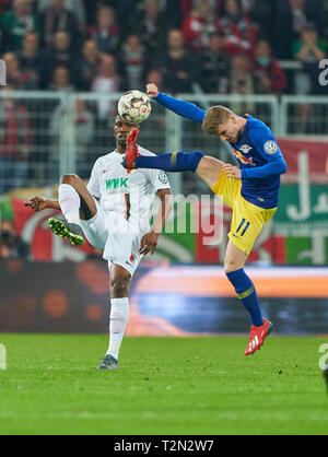 Augsburg, Deutschland. 02 Apr, 2019. Kevin DANSO, FCA 38 konkurrieren um die Kugel, Bekämpfung, Duell, Kopfzeile, Zweikampf, Action, Kampf gegen Timo WERNER, RB Leipzig 11 FC Augsburg - RB LEIPZIG 1-2 n.V. DFB-Pokal, DFB-Pokal, Augsburg, April 02, 2019 Saison 2018/2019, Red Bull, Fußball, Credit: Peter Schatz/Alamy leben Nachrichten Stockfoto