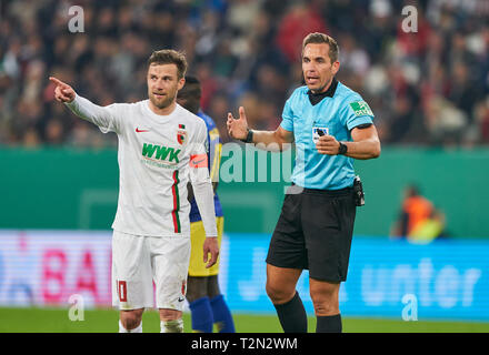 Augsburg, Deutschland. 02 Apr, 2019. Daniel BAIER, FCA 10 Schiedsrichter Tobias STIELER mit Pfiff, Gesten, zeigt, ansehen, die individuelle Handlung, FC Augsburg - RB LEIPZIG 1-2 n.V. DFB-Pokal, DFB-Pokal, Augsburg, April 02, 2019 Saison 2018/2019, Red Bull, Fußball, Credit: Peter Schatz/Alamy leben Nachrichten Stockfoto