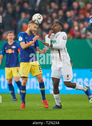 Augsburg, Deutschland. 02 Apr, 2019. Konrad LAIMER, RB Leipzig 27 konkurrieren um die Kugel, Bekämpfung, Duell, Kopfzeile, Zweikampf, Action, Kampf gegen Kevin DANSO, FCA 38 FC Augsburg - RB LEIPZIG 1-2 n.V. DFB-Pokal, DFB-Pokal, Augsburg, April 02, 2019 Saison 2018/2019, Red Bull, Fußball, Credit: Peter Schatz/Alamy leben Nachrichten Stockfoto