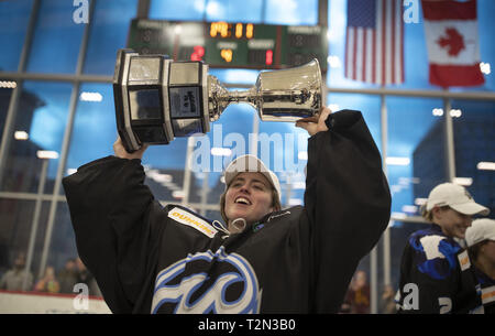 St. Paul, MN, USA. 17 Mär, 2019. Minnesota Whitecaps Torwart Amanda Leveille feiert mit dem Isobel Schale an der Tria Eisbahn am Sonntag, 17. März 2019 in St. Paul, Minn. Die Whitecaps der Büffel Beauts 2-1 in Überstunden schlagen die NWHL Meisterschaft an der Tria Eisbahn zu gewinnen. Quelle: Jerry Holt/Minneapolis Star Tribune/ZUMA Draht/Alamy leben Nachrichten Stockfoto