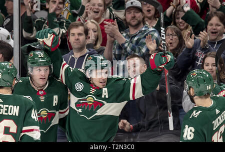 St. Paul, MN, USA. 2 Apr, 2019. Zach Parise (11) feierte mit Teamkollegen nach scroring sein zweites Ziel der ersten Periode. .] CARLOS GONZALEZ Â ¥ Cgonzalez@startribune.com à St. Paul, MN À April 2, 2019, Xcel Energy Center, NHL, Hockey, Minnesota Wild vs Winnipeg Jets Credit: Carlos Gonzalez/Minneapolis Star Tribune/ZUMA Draht/Alamy leben Nachrichten Stockfoto
