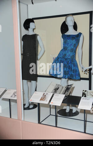 London, Großbritannien. 3 Apr, 2019. Mode entworfen von Mary Quant an der Mary Quant Ausstellung im V&A Museum in London gesehen angezeigt. Credit: Terry Scott/SOPA Images/ZUMA Draht/Alamy leben Nachrichten Stockfoto