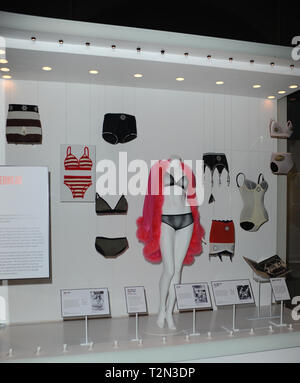 London, Großbritannien. 3 Apr, 2019. Mode entworfen von Mary Quant an der Mary Quant Ausstellung im V&A Museum in London gesehen angezeigt. Credit: Terry Scott/SOPA Images/ZUMA Draht/Alamy leben Nachrichten Stockfoto