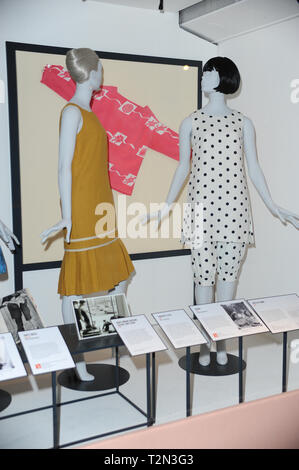 London, Großbritannien. 3 Apr, 2019. Mode entworfen von Mary Quant an der Mary Quant Ausstellung im V&A Museum in London gesehen angezeigt. Credit: Terry Scott/SOPA Images/ZUMA Draht/Alamy leben Nachrichten Stockfoto
