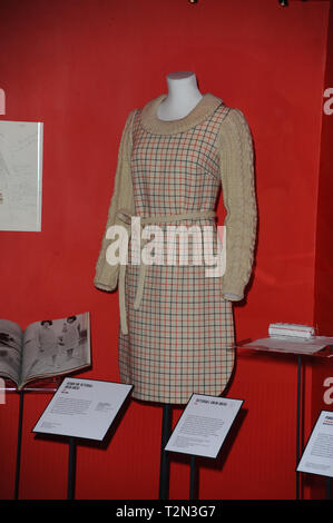 London, Großbritannien. 3 Apr, 2019. Mode entworfen von Mary Quant an der Mary Quant Ausstellung im V&A Museum in London gesehen angezeigt. Credit: Terry Scott/SOPA Images/ZUMA Draht/Alamy leben Nachrichten Stockfoto