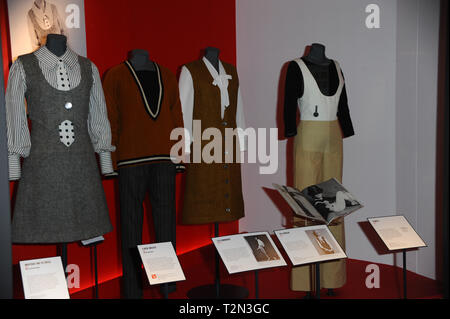 London, Großbritannien. 3 Apr, 2019. Mode entworfen von Mary Quant an der Mary Quant Ausstellung im V&A Museum in London gesehen angezeigt. Credit: Terry Scott/SOPA Images/ZUMA Draht/Alamy leben Nachrichten Stockfoto