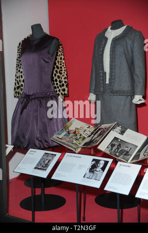 London, Großbritannien. 3 Apr, 2019. Mode entworfen von Mary Quant an der Mary Quant Ausstellung im V&A Museum in London gesehen angezeigt. Credit: Terry Scott/SOPA Images/ZUMA Draht/Alamy leben Nachrichten Stockfoto