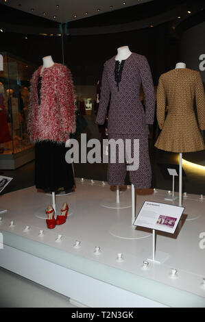 London, Großbritannien. 3 Apr, 2019. Mode entworfen von Mary Quant an der Mary Quant Ausstellung im V&A Museum in London gesehen angezeigt. Credit: Terry Scott/SOPA Images/ZUMA Draht/Alamy leben Nachrichten Stockfoto