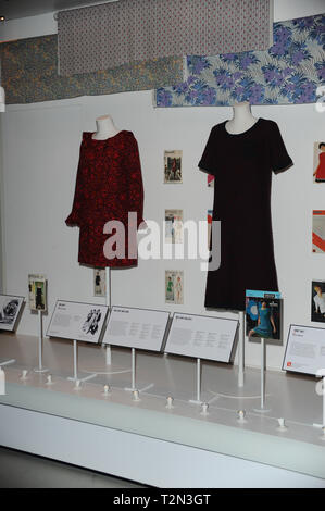 London, Großbritannien. 3 Apr, 2019. Mode entworfen von Mary Quant an der Mary Quant Ausstellung im V&A Museum in London gesehen angezeigt. Credit: Terry Scott/SOPA Images/ZUMA Draht/Alamy leben Nachrichten Stockfoto