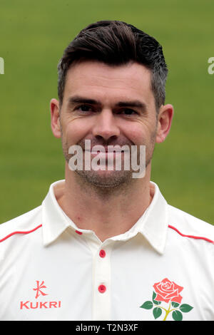 Emirate Old Trafford, Manchester, UK. 3 Apr, 2019. Specsavers County Championship, Abteilung zwei, Lancashire Club Media Day; James Anderson von Lancashire in der Vorsaison Medien Tag im Old Trafford Credit: Aktion plus Sport/Alamy leben Nachrichten Stockfoto