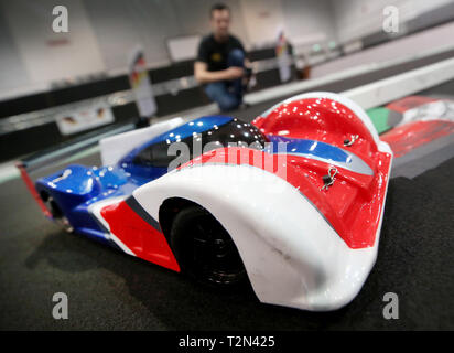 Dortmund, Deutschland. 03 Apr, 2019. Sascha Puvogel testet seine Formel 1 LMP Modell Rennwagen in der Vorschau der größten Messe für Modellbau und Modell Sport der Welt, der "Intermodellbau 2019". Bei der öffentlichen Messe Intermodellbau 2019 Vom 4. bis 7. April, die Stufe den ferngesteuerten Speedsters, Modelleisenbahnen oder neue Flugzeugmodelle gewidmet sein. Foto: Roland Weihrauch/dpa/Alamy leben Nachrichten Stockfoto