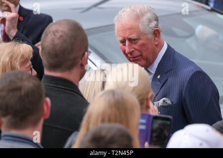 Wigan, Großbritannien. 3. April 2019. Prinz Charles bei der Ankunft im Alten Gerichte Gebäude in Wigan, wo er ein paar Minuten dauerte, um Zuschauer, die draußen gewartet hatten, zu sprechen. Das war das erste von drei Anschläge auf seinen ersten Besuch in der Lancashire Stadt. Credit: Paul Melling/Alamy leben Nachrichten Stockfoto