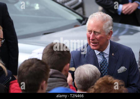 Wigan, Großbritannien. 3. April 2019. Prinz Charles bei der Ankunft im Alten Gerichte Gebäude in Wigan, wo er ein paar Minuten dauerte, um Zuschauer, die draußen gewartet hatten, zu sprechen. Das war das erste von drei Anschläge auf seinen ersten Besuch in der Lancashire Stadt. Credit: Paul Melling/Alamy leben Nachrichten Stockfoto