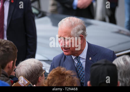 Wigan, Großbritannien. 3. April 2019. Prinz Charles bei der Ankunft im Alten Gerichte Gebäude in Wigan, wo er ein paar Minuten dauerte, um Zuschauer, die draußen gewartet hatten, zu sprechen. Das war das erste von drei Anschläge auf seinen ersten Besuch in der Lancashire Stadt. Credit: Paul Melling/Alamy leben Nachrichten Stockfoto