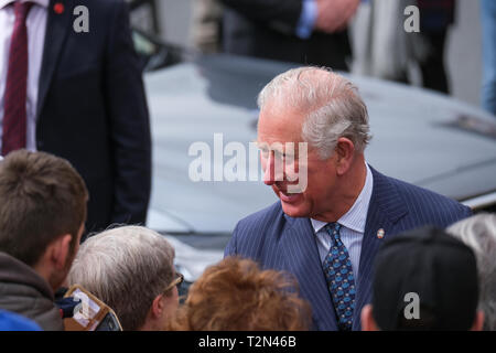 Wigan, Großbritannien. 3. April 2019. Prinz Charles bei der Ankunft im Alten Gerichte Gebäude in Wigan, wo er ein paar Minuten dauerte, um Zuschauer, die draußen gewartet hatten, zu sprechen. Das war das erste von drei Anschläge auf seinen ersten Besuch in der Lancashire Stadt. Credit: Paul Melling/Alamy leben Nachrichten Stockfoto