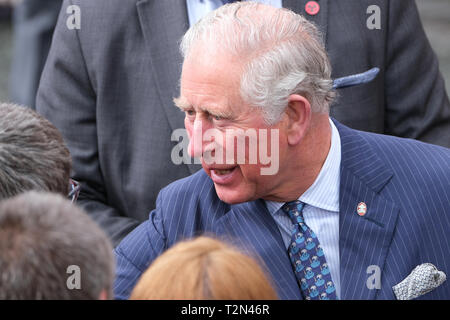 Wigan, Großbritannien. 3. April 2019. Prinz Charles bei der Ankunft im Alten Gerichte Gebäude in Wigan, wo er ein paar Minuten dauerte, um Zuschauer, die draußen gewartet hatten, zu sprechen. Das war das erste von drei Anschläge auf seinen ersten Besuch in der Lancashire Stadt. Credit: Paul Melling/Alamy leben Nachrichten Stockfoto