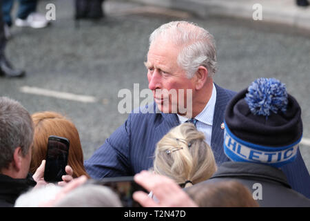 Wigan, Großbritannien. 3. April 2019. Prinz Charles bei der Ankunft im Alten Gerichte Gebäude in Wigan, wo er ein paar Minuten dauerte, um Zuschauer, die draußen gewartet hatten, zu sprechen. Das war das erste von drei Anschläge auf seinen ersten Besuch in der Lancashire Stadt. Credit: Paul Melling/Alamy leben Nachrichten Stockfoto