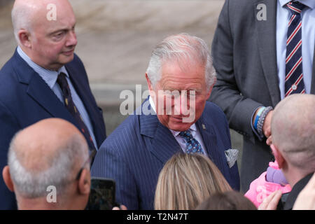 Wigan, Großbritannien. 3. April 2019. Prinz Charles bei der Ankunft im Alten Gerichte Gebäude in Wigan, wo er ein paar Minuten dauerte, um Zuschauer, die draußen gewartet hatten, zu sprechen. Das war das erste von drei Anschläge auf seinen ersten Besuch in der Lancashire Stadt. Credit: Paul Melling/Alamy leben Nachrichten Stockfoto