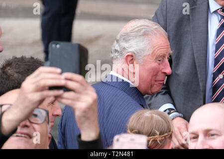 Wigan, Großbritannien. 3. April 2019. Prinz Charles bei der Ankunft im Alten Gerichte Gebäude in Wigan, wo er ein paar Minuten dauerte, um Zuschauer, die draußen gewartet hatten, zu sprechen. Das war das erste von drei Anschläge auf seinen ersten Besuch in der Lancashire Stadt. Credit: Paul Melling/Alamy leben Nachrichten Stockfoto