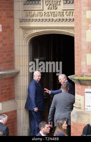 Wigan, Großbritannien. 3. April 2019. Prinz Charles bei der Ankunft im Alten Gerichte Gebäude in Wigan, wo er ein paar Minuten dauerte, um Zuschauer, die draußen gewartet hatten, zu sprechen. Das war das erste von drei Anschläge auf seinen ersten Besuch in der Lancashire Stadt. Credit: Paul Melling/Alamy leben Nachrichten Stockfoto