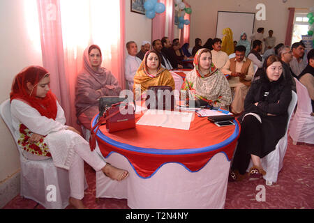 Quetta, Pakistan. 3. Apr 2019. Beamte und Vertreter der Zivilgesellschaft teilnehmenden während der Abschlusszeremonie der speziellen Kinder Schule sanieren. Organisiert von der Gesellschaft für die Stärkung der Humanressourcen (Seher) mit der finanziellen und technischen Unterstützung der GIZ und soziale Wohlfahrt Abteilung Regierung von Belutschistan. Credit: Din Muhammad Watanpaal/ZMA Fotos/Alamy leben Nachrichten Stockfoto