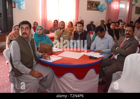 Quetta, Pakistan. 3. Apr 2019. Beamte und Vertreter der Zivilgesellschaft teilnehmenden während der Abschlusszeremonie der speziellen Kinder Schule sanieren. Organisiert von der Gesellschaft für die Stärkung der Humanressourcen (Seher) mit der finanziellen und technischen Unterstützung der GIZ und soziale Wohlfahrt Abteilung Regierung von Belutschistan. Credit: Din Muhammad Watanpaal/ZMA Fotos/Alamy leben Nachrichten Stockfoto