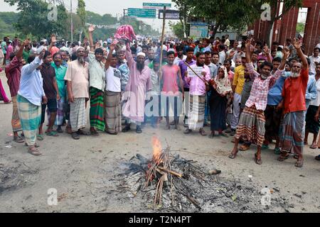 Dhaka, Bangladesch. 03 Apr, 2019. Jute Mühle Arbeitnehmer in Damra Blockade das Personal Viertel auf der Dhaka - Sylhet highway als Ihren 72-stündigen Streik, 02. April 2019, Dhaka, Bangladesch begann. Credit: SK Hasan Ali/Alamy leben Nachrichten Stockfoto