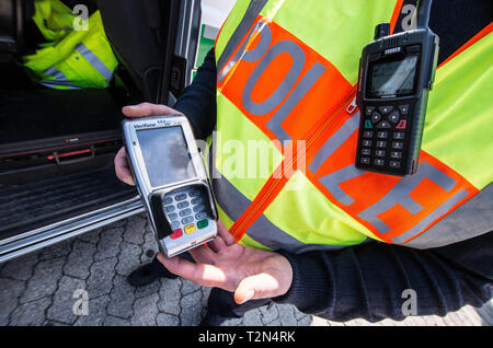 München, Bayern, Deutschland. 3 Apr, 2019. Der bayerische Innenminister Joachim Herrmann eröffnet der 7. Bayerischen Blitzmarathon für Verkehrssicherheit in der Ingolstaedter Strasse in München. Während der 24 Stunden Marathon, rund 1.900 bayerischen Polizisten wird Manning werden eine mögliche 2.000 mögliche Beschleunigung Zonen. Das Programm heißt "Bayern mobil'' "sicher ans Ziel'' und ist Teil eines größeren europäischen Anstrengungen der TISPOL europäischen Verkehr Polizei Netzwerk. Credit: Sachelle Babbar/ZUMA Draht/Alamy leben Nachrichten Stockfoto