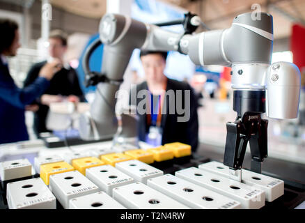 Hannover, Deutschland. 03 Apr, 2019. Ein Roboter bei Omron-Messestand auf der Hannover Messe Art kleinen Boxen mit einem Barcode. Vom 1. bis 5. April, auf der Hannover Messe alles rund um die Vernetzung, Lernen, Maschinen und dem Internet der Dinge. Credit: Hauke-Christian Dittrich/dpa/Alamy leben Nachrichten Stockfoto