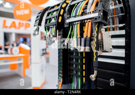 Hannover, Deutschland. 03 Apr, 2019. Mehrere Kabel hängen am Lapp Stand auf der Hannover Messe. Vom 1. bis 5. April, auf der Hannover Messe alles rund um die Vernetzung, Lernen, Maschinen und dem Internet der Dinge. Credit: Hauke-Christian Dittrich/dpa/Alamy leben Nachrichten Stockfoto