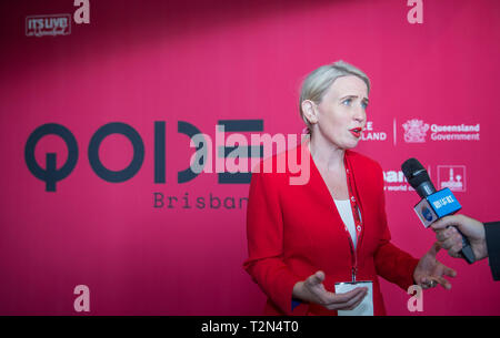 Brisbane, Australien. 2 Apr, 2019. Queensland Minister für Innovation und Tourismus Kate Jones hat ein Interview mit dem Reporter der Nachrichtenagentur Xinhua während Qode, eine zweitägige Technikkonferenz in Brisbane im Staat Queensland, Australien, 2. April 2019. Der australischen Stadt Brisbane war Gastgeber für einige der größten Namen der Region in der neuen Technologie am Dienstag, durch Einleitung einer zweitägigen Veranstaltung Innovation und digitale Entwicklung im Staat Queensland zu funken. Credit: Bai Xuefei/Xinhua/Alamy leben Nachrichten Stockfoto