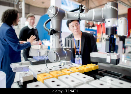 Hannover, Deutschland. 03 Apr, 2019. Ein Roboter bei Omron-Messestand auf der Hannover Messe Art kleinen Boxen mit einem Barcode. Vom 1. bis 5. April, auf der Hannover Messe alles rund um die Vernetzung, Lernen, Maschinen und dem Internet der Dinge. Credit: Hauke-Christian Dittrich/dpa/Alamy leben Nachrichten Stockfoto