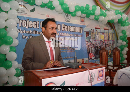 Quetta, Pakistan. April 2019. Herr Abdul rauf Baloch Sekretär für Sozialministerium Regierung von Balochistan an der Abschlusszeremonie der Rehabilitierung spezielle Kinderschule. Organisiert von der Gesellschaft für Empowering Human Resource (SEHER) mit finanzieller und technischer Unterstützung der GIZ und der Regierung des Sozialministeriums von Balochistan. Kredit: Pakiza Khan/ZMA Fotos/Alamy Live Nachrichten Stockfoto