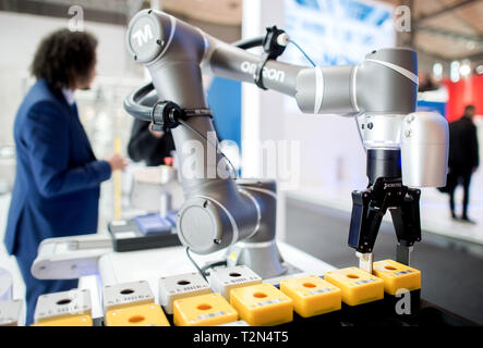 Hannover, Deutschland. 03 Apr, 2019. Ein Roboter bei Omron-Messestand auf der Hannover Messe Art kleinen Boxen mit einem Barcode. Vom 1. bis 5. April, auf der Hannover Messe alles rund um die Vernetzung, Lernen, Maschinen und dem Internet der Dinge. Credit: Hauke-Christian Dittrich/dpa/Alamy leben Nachrichten Stockfoto