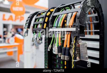 Hannover, Deutschland. 03 Apr, 2019. Mehrere Kabel hängen am Lapp Stand auf der Hannover Messe. Vom 1. bis 5. April, auf der Hannover Messe alles rund um die Vernetzung, Lernen, Maschinen und dem Internet der Dinge. Credit: Hauke-Christian Dittrich/dpa/Alamy leben Nachrichten Stockfoto