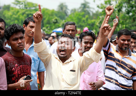 Dhaka, Bangladesch. 03 Apr, 2019. Jute Mühle Arbeitnehmer in Damra Blockade das Personal Viertel auf der Dhaka - Sylhet highway als Ihren 72-stündigen Streik, 02. April 2019, Dhaka, Bangladesch begann. Credit: SK Hasan Ali/Alamy leben Nachrichten Stockfoto