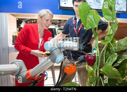 Brisbane, Australien. 2 Apr, 2019. Queensland Minister für Innovation und Tourismus Kate Jones (L) Ansichten eines Roboters an einem Stand in Qode, eine zweitägige Technikkonferenz in Brisbane im Staat Queensland, Australien, 2. April 2019. Der australischen Stadt Brisbane war Gastgeber für einige der größten Namen der Region in der neuen Technologie am Dienstag, durch Einleitung einer zweitägigen Veranstaltung Innovation und digitale Entwicklung im Staat Queensland zu funken. Credit: Bai Xuefei/Xinhua/Alamy leben Nachrichten Stockfoto