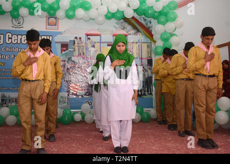 Quetta, Pakistan. 3. Apr 2019. Schüler der Sonderschule, die die Nationalhymne während der Abschlusszeremonie der Rehabilitierten Kinderschule überreichen. Organisiert von der Gesellschaft für Empowering Human Resource (SEHER) mit finanzieller und technischer Unterstützung der GIZ und der Regierung des Sozialministeriums von Balochistan. Kredit: Pakiza Khan/ZMA Fotos/Alamy Live Nachrichten Stockfoto