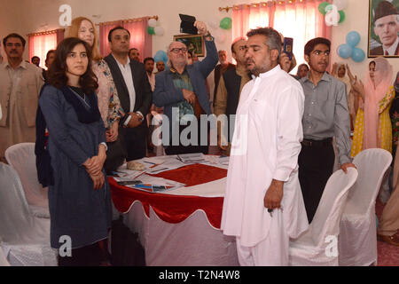 Quetta, Pakistan. 3. Apr 2019. Beamte und Vertreter der Zivilgesellschaft stehen in Bezug auf die Nationalhymne während der Abschlusszeremonie der speziellen Kinder Schule sanieren. Organisiert von der Gesellschaft für die Stärkung der Humanressourcen (Seher) mit der finanziellen und technischen Unterstützung der GIZ und soziale Wohlfahrt Abteilung Regierung von Belutschistan. Credit: Din Muhammad Watanpaal/ZMA Fotos/Alamy leben Nachrichten Stockfoto