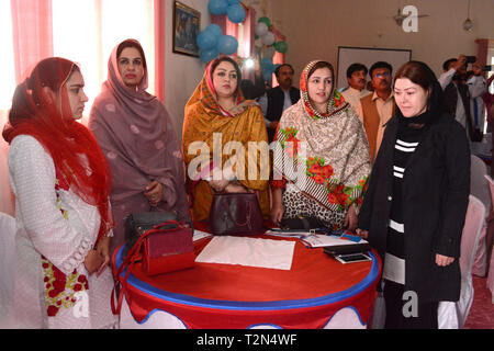 Quetta, Pakistan. 3. Apr 2019. Beamte und Vertreter der Zivilgesellschaft stehen in Bezug auf die Nationalhymne während der Abschlusszeremonie der speziellen Kinder Schule sanieren. Organisiert von der Gesellschaft für die Stärkung der Humanressourcen (Seher) mit der finanziellen und technischen Unterstützung der GIZ und soziale Wohlfahrt Abteilung Regierung von Belutschistan. Credit: Din Muhammad Watanpaal/ZMA Fotos/Alamy leben Nachrichten Stockfoto