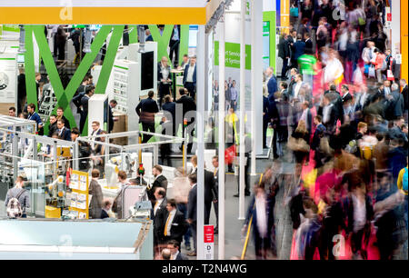 Hannover, Deutschland. 03 Apr, 2019. Besucher Pass verschiedene steht in Halle 9 auf der Hannover Messe (lange Belichtungszeit). Vom 1. bis 5. April, auf der Hannover Messe alles rund um die Vernetzung, Lernen, Maschinen und dem Internet der Dinge. Credit: Hauke-Christian Dittrich/dpa/Alamy leben Nachrichten Stockfoto