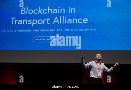 Brisbane, Australien. 2 Apr, 2019. Dr. Roey Tzezana liefert eine Rede während Qode, eine zweitägige Technikkonferenz in Brisbane im Staat Queensland, Australien, 2. April 2019. Der australischen Stadt Brisbane war Gastgeber für einige der größten Namen der Region in der neuen Technologie am Dienstag, durch Einleitung einer zweitägigen Veranstaltung Innovation und digitale Entwicklung im Staat Queensland zu funken. Credit: Bai Xuefei/Xinhua/Alamy leben Nachrichten Stockfoto