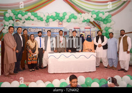 Quetta, Pakistan. 3. Apr 2019. Ein Gruppenfoto der Projektmitarbeiter mit Herrn Abdul Rauf Baloch Staatssekretär für soziale Wohlfahrt Abteilung Regierung von Belutschistan, Herrn Abdul Wadood Tareen Chief Executive Officer der Gesellschaft, die sich die Stärkung der Humanressourcen (Seher), Frau Rubina Shaheen Direktor für Soziale Wohlfahrt Abteilung und andere während der Abschlusszeremonie der speziellen Kinder Schule sanieren. Credit: Din Muhammad Watanpaal/ZMA Fotos/Alamy leben Nachrichten Stockfoto