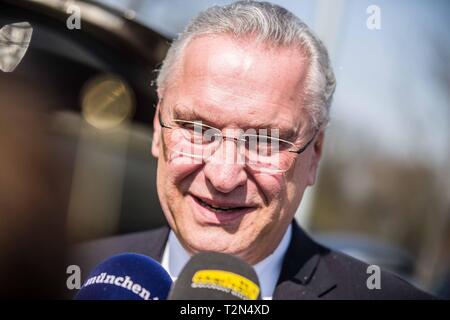 München, Bayern, Deutschland. 3 Apr, 2019. Der bayerische Innenminister Joachim Herrmann eröffnet der 7. Bayerischen Blitzmarathon für Verkehrssicherheit in der Ingolstaedter Strasse in München. Während der 24 Stunden Marathon, rund 1.900 bayerischen Polizisten wird Manning werden eine mögliche 2.000 mögliche Beschleunigung Zonen. Das Programm heißt "Bayern mobil'' "sicher ans Ziel'' und ist Teil eines größeren europäischen Anstrengungen der TISPOL europäischen Verkehr Polizei Netzwerk. Credit: Sachelle Babbar/ZUMA Draht/Alamy leben Nachrichten Stockfoto